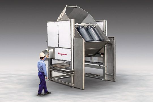 Gleich mehrere Behälter auf einmal lassen sich mit dem Kipper sicher entleeren.(Bild:  Flexicon)