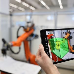 Kuka setzt bei der Inbetriebnahme neuer Roboter auf die Möglichkeiten, welche die Augmented Reality (AR) bietet. Genauer gesagt, handelt es sich um die App „Kuka.MixedReality“.(Bild:  Kuka)