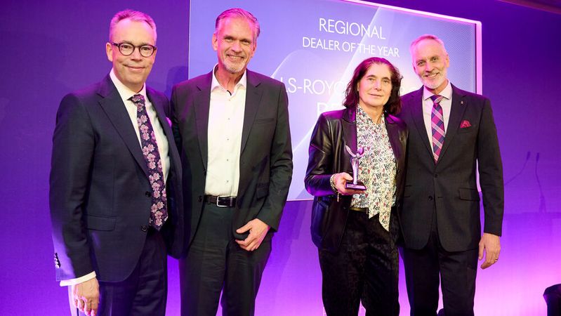 Chris Brownridge (v.li.), CEO Rolls-Royce Motor Cars, Oliver Hein, Brand Director Rolls-Royce Motor Cars Berlin, Theodora Schnauck, Eigentümerin Rolls-Royce Motor Cars (Riller&Schnauck) und Julian Jenkins, Sales&Marketing Direktor Rolls-Royce Motor Cars. (Bild:  Rolls-Royce)