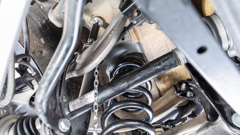 ... soll ein unerwünschtes Hochziehen des Fahrwerks während des Reparaturprozesses  verhindern. (Bild: Hazet)