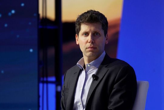 Sam Altman hat keine schönen Tage hinter sich. Doch nun kehrt er auf Druck der Belegschaft als Chef von OpenAI zurück, wie heute bekannt wurde. Lesen Sie hier, warum sich der Spieß so schnell herumgedreht hat. Für Microsoft geht somit aber eine große Chance verloren.(Bild:  OpenAI)