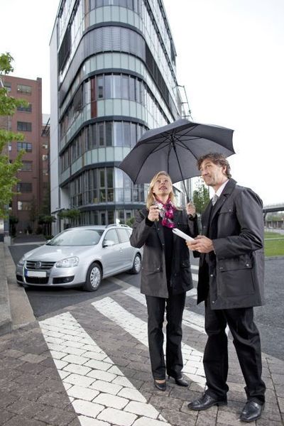 Für Regentage und die kühle Jahreszeit gibt es jetzt auch Business-Jacken und -Mäntel. (Mewa)