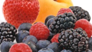 Früchte sollten beim Kauf bereits ess- jedoch keinesfalls überreif sein – das ist des Kunden Wunsch, der die Lieferkette mitunter herausfordert. (©unverdorbenjr; ©atoss - stock.adobe.com)