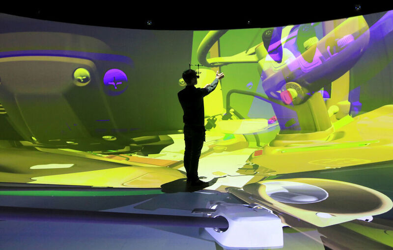 Im Elebdome können virtuelle Inhalte auf einer 360-Grad-Panorama- und Boden-Projektionsfläche von über 400 Quadratmetern hochaufgelöst und – mit Hilfe zusätzlicher Augmented-Reality-Brillen - sogar holografisch dargestellt werden. (Fraunhofer IFF)