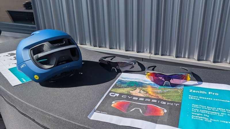 Passend zur intelligenten Brille gibt es den intelligenten Helm, der sich automatisch anschaltet, wenn der Fahrer sein E-Bike einschaltet. Integriert sind Licht- und Bremslichtfunktion.  (Bild: Stefanie Eckardt)