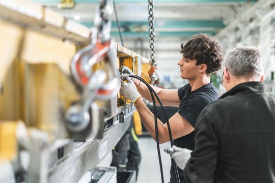 Mit grösster Sorgfalt wird die Giessform montiert.(Bild:  Fritz Studer AG)