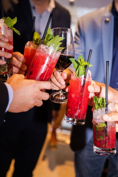 Gemeinsam mit einer Gruppe seines User Advisory Boards hat Nio einen Cocktail entwickelt, den es nur im Düsseldorfer Nio-House gibt. Er besteht aus Limettensaft, Ingwerlimonade, Himbeeren und frischer Minze. MIt seiner kräftigen Farbe soll der „King's Berry“ an den roten Löwen des Stadtwappens der Rheinmetropole erinnern. (Bild: Nio)