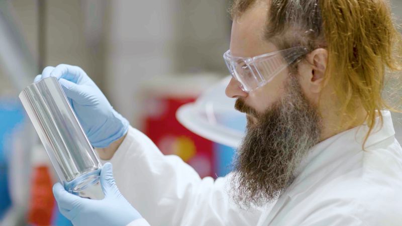 Weitere Optimierungsschritte sind bereits vorbereitet, darunter der Einsatz des Henkel Low Temperature Cleaners sowie Mobility Enhancers, die auf eine zusätzliche Reduzierung von Energie- und Medienverbrauch abzielen. Beide Lösungen sind bereits für erste Tests vor Ort.  (Bild: Henkel)