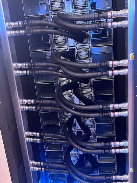 Detail eines Racks mit Direct-to-Chip-Cooling (Bild: uo/Vogel IT-Medien GmbH)