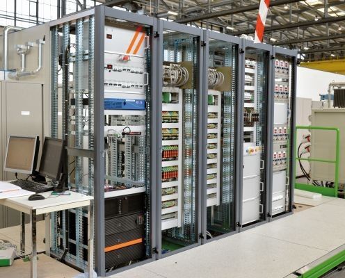 Die Stromversorgung der Korrekturspulen im COMPASS-Experiment: 16 Labornetzteile des Typs LAB/SL im Schaltschrank ganz rechts (Bild: Horst Stegmüller)