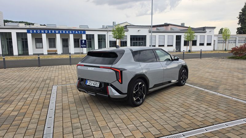Den Kia EV4 in der Ausstattungslinie „GT-Line“ gibt es ab 49.440 Euro. Die Einstiegsvariante kostet 37.590 Euro.  (Bild: Jan Rosenow – kfz-betrieb)