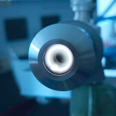 Man kann nicht so arg viel erkennen, aber das ist laut FH Aachen der Blick auf eine ganz neue Art der Carbonfaserherstellung. Denn an der Hochschule setzt man dazu auf eine neuartige Plasmatechnik, im im Beitrag erklärt wird ... (Bild: FH Aachen / Chr. Schopp)