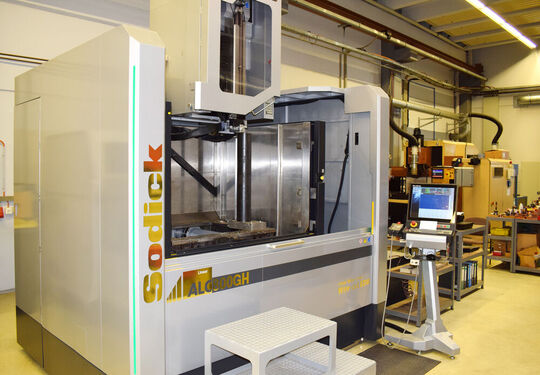 XXL machining: Originally purchased as a replacement machine, now the perfect addition to be able to seamlessly continue wire-cutting large components from drilling machining.