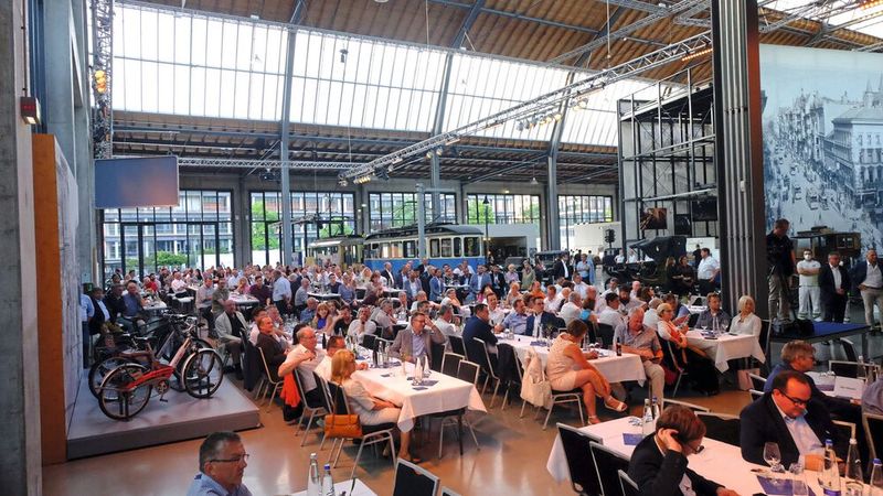 Rund 450 Gäste kamen beim traditionellen Sommerempfang des bayerischen Kraftfahrzeugsgewerbe im Verkehrszentrum des Deutschen Museums zusammen und miteinander ins Gespräch (Bild: Zietz – »kfz-betrieb«)