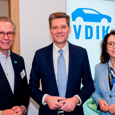 Bei einem parlamentarischen Frühstück des VDIK in Berlin Michael Johannes (links), Christian Hirte (Mitte) und Imelda Labbé (rechts).  (Bild: Julian Osswald)