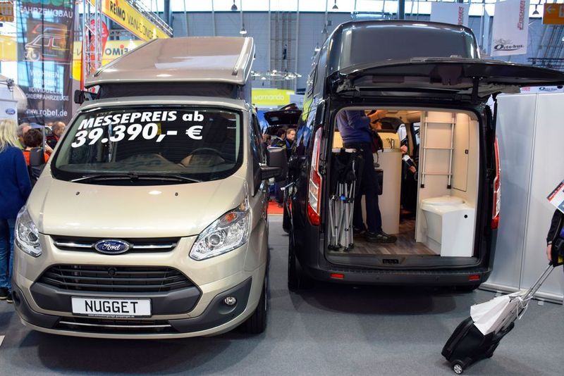 Auf der CMT durfte natürlich auch der Ford Nugget nicht fehlen. Hier in der Westfalia-Ausstattung mit Aufstelldach. (Schweitzer)