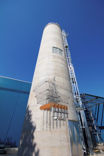 Auf dem Betriebsgelände von Geroldinger befindet sich mit 650 m³ das wahrscheinlich größte funktionierende Miscanthus-Versuchs-Silo Europas. Neben einer neuen Silogeomatrie ist das Austragssystem Oszillomat entscheidend für den richtigen Materialfluss. (Bild: Geroldinger)