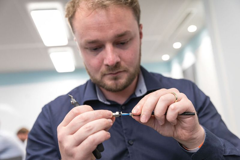 16. Anwenderkongress Steckverbinder. Auf dem Steckverbinderkongress 2022 konnten die Teilnehmer zwischen vier hands-on Workshops wählen – Dichtheitsprüfung, Crimpen, Kabelkonfektionierung und Single Pair Ethernet. (Bild: Elektronikpraxis)