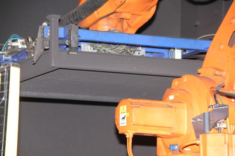 Bild 16: Der Robotergreifer muss auch leicht verbogene Paletten handhaben können. (Bild: Itasse)