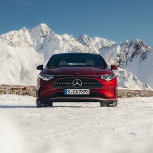 Der Hybrid sieht dem Elektro-CLA fast zum Verwechseln ähnlich: klassischer Stern im Grill, klare Linien, coupéhafte Silhouette.(Bild:  Mercedes-Benz)