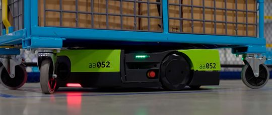 Über die Herausforderungen der Steuerung von Industrierobotern wie diesem grünen Technikwunder könnten Amazons Experten nach über zwei Jahrzehnten gelebter Betriebspraxis ein wahres Lied singen.(Bild:  Amazon)