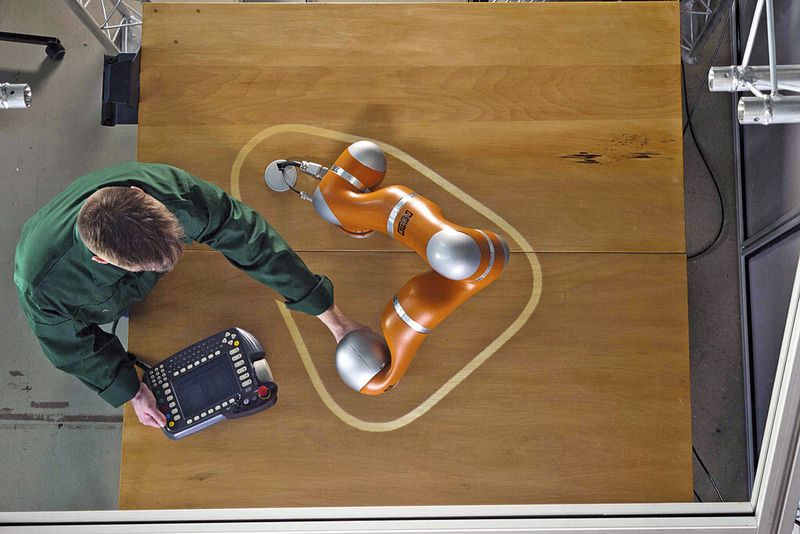 Bild 4: Arbeitsraumüberwachung mit projektions- und kamerabasiertem Sensorsystem. (Bild: Fraunhofer-IFF)