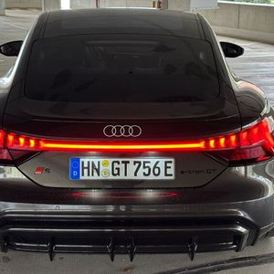 ... der muskulöse Hinterbau machen den E-Tron GT unverwechselbar und lassen ihn wie eine flache Flunder über die Straße gleiten.(Bild:  Schreiner – VCG)