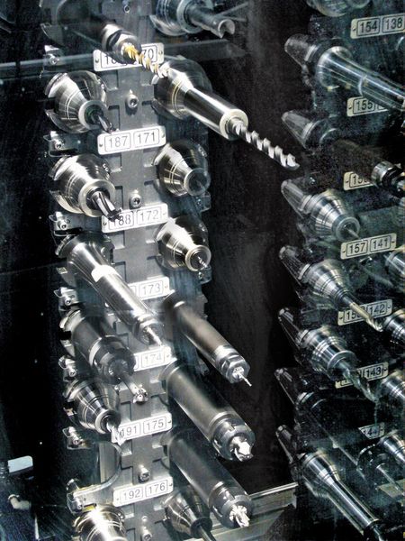 Von den 288 Werkzeugen im Speicher sind etwa zwei Drittel in Präzisionsspannfuttern APC aufgenommen. (Bild: Albrecht Präzision)
