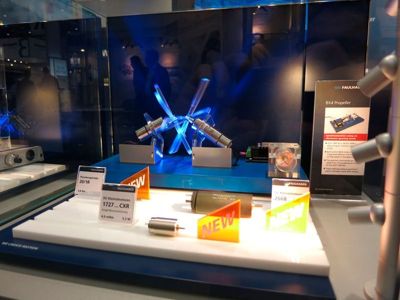 Die beiden Propeller sind in Eingriff ohne einander zu berühren. Zwei DC-Motoren der Serie 1727 CXR von Faulhaber werden dafür winkelsynchron angesteuert. (Reinhardt)