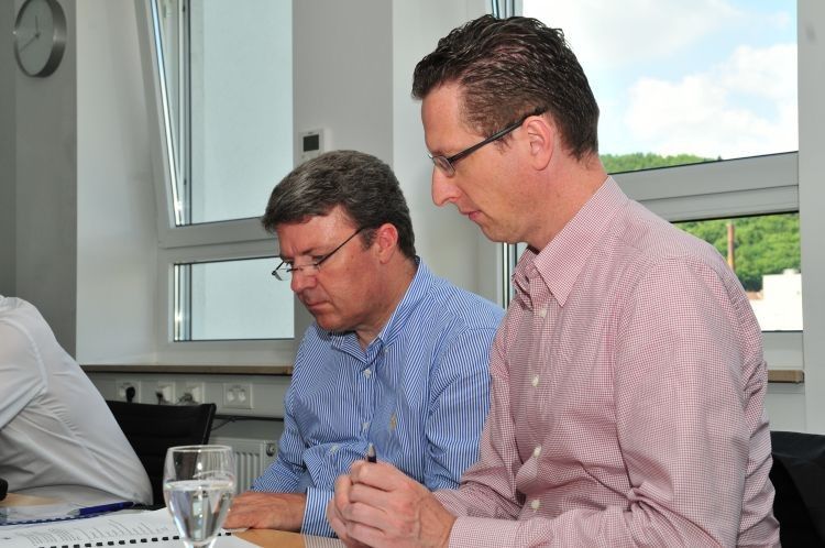 Kritische Blicke der Bankenvertreter (v. li.): Achim Kreyenpoth und Matthias Krönke von der Bank Deutsches Kraftfahrzeuggewerbe. (Foto: Schmidt)