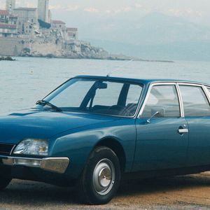 Prämiert mit dem Prix Style Award 1975: Die von Robert Opron gezeichnete Limousine Citroën CX löste die legendäre DS ab. Zwischen Sommer 1974 und Frühjahr 1991 baute man 1.170.645 Exemplare von Berline (Limousine) und Break (Kombi). Bedingt durch die Ölkrise wurde der Plan aufgegeben, zwecks gesteigerter Laufruhe einen Wankelmotor anzubieten. Die Entwicklungsingenieure testeten Doppel-Kreiskolbenmotoren mit einer Leistung von ungefähr 170 bis 180 PS in diversen Vorserienmodellen, die Höchstgeschwindigkeiten von 215 km/h erlaubten. Letztlich entschied sich Citroën dann, die 2,0- und 2,2-Liter-Motoren des Vorgängers (Serie D) weiterzuentwickeln und als Serie M zu benennen.(Bild:   Citroën/Stellantis)