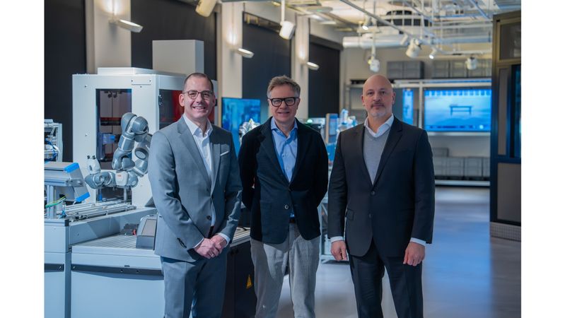 v.l.n.r.: Matthias Heiden (CFO bei IFS), Dr. Niels Sahl (Partner bei Deloitte im Bereich Technology & Transformation), Sebastian Spicker (Managing Director DACH bei IFS)  (Bild:  IFS)