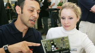 Wer bei der Mitarbeiterführung genau auf ihre Stärken und Schwächen eingeht, kann sich selbst als Führungskraft dauerhaft entlasten. (Bild: Bosch)