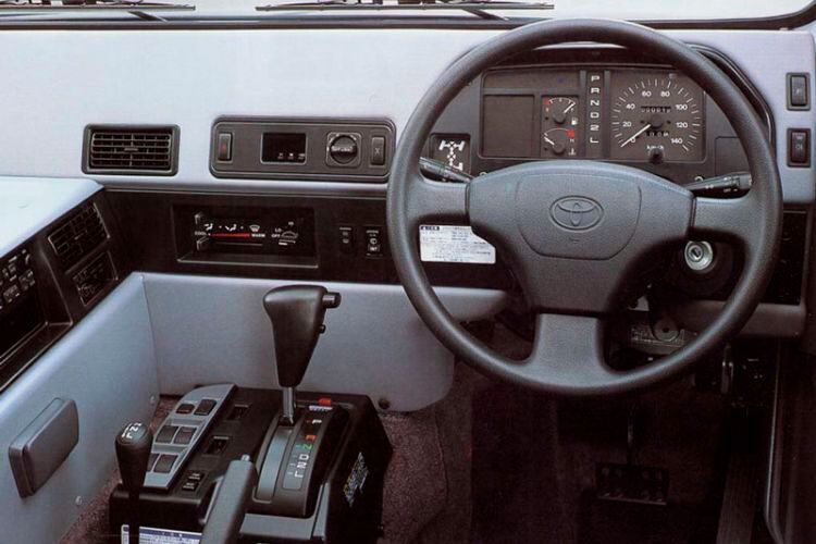 Nur das Nötigste: Auch die Zivilvariante gab sich sachlich. Der Antrieb des Mega Crusier erfolgt über ein Viergang-Automatikgetriebe von Aisin. Bei Bedarf lassen sich eine Zentral- und eine Vorder- und Hinterachssperre aktivieren. (Bild: Toyota)