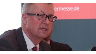 „Antriebskomponenten mit integrierter Sensorik und smarte Aktoren – wie wir sie in Hannover zeigen werden – sind Voraussetzung für die Vernetzung von Maschinen und Anlagen und die Steuerung autonomer Prozesse in der Wertschöpfungskette unserer Kunden“, so Robert Schullan, Mitglied im Vorstand der Schaeffler AG und Vorsitzender der Geschäftsleitung Schaeffler Industrie. (Bild: konstruktionspraxis/U. Drescher)