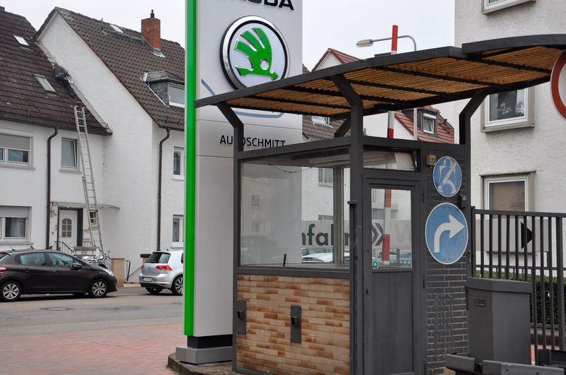 Das Gelände des Betriebs stand ursprünglich auf der grünen Wiese nahe der Frankfurter Trabrennbahn, inzwischen liegt er mitten im Wohngebiet. Im Vordergrund das Pförtnerhäuschen an der Einfahrt zum Betriebsgelände von Anfang der 60er Jahre. (Grimm / »kfz-betrieb«)