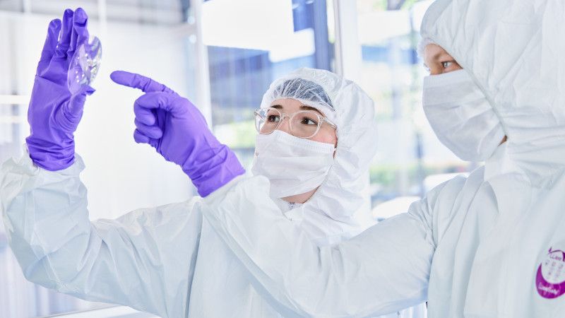 Mini-Environments auf Basis modularer item Komponenten: Dadurch verfügen Unternehmen in der Optikfertigung über präzise, flexible und reinraumtaugliche Arbeitsbereiche.  (Bild:  item)