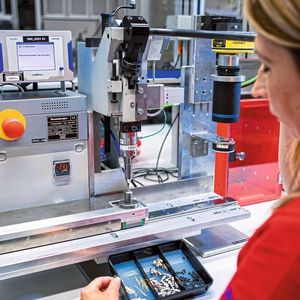 Das Prozessüberwachungssystem Maxymos von Kistler führt die Produktionsmitarbeiterin über das Display durch den Montageprozess.