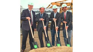 Beim Spatenstich: Christof Prange (Goodman), Frank Gerhard (Bürgermeister Stadt Ludwigsfelde), Bernd Backasch (Home24) und Jordan Corynen (Goodman). (Bild: Goodman)
