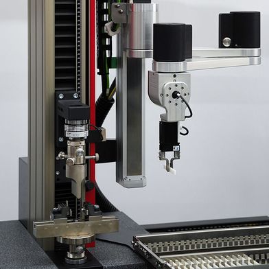 Mit dem „Automated Lab EXpert“ (Alex) erweitert Zwick-Roell die Prüfmaschine Zwickiline um eine kompakte Automatisierung für Zug- und Biegeversuche bis fünf Kilonewton an Kunststoffen aller Art. Lesen Sie ...  (Bild: Zwick-Roell)