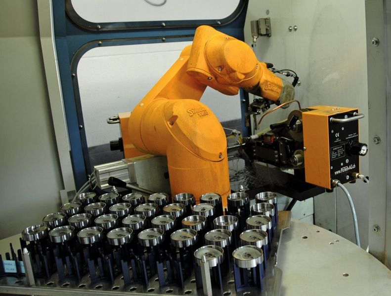 Bild 3: Die einzelnen Pumpenteile werden lagerichtig entnommen und wieder abgelegt. Der Roboter handelt vier Teile pro Minute.  Bild: Stäubli (Archiv: Vogel Business Media)