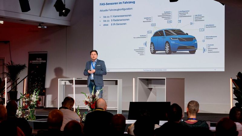 Immer mehr Reparaturarbeiten an modernen Fahrzeugen verlangen im Anschluss nach einer Kalibrierung. Geschäftsführer Andreas Zühlke erklärte auf der Fachtagung, wie die TAK Werkstätten dafür qualifiziert. (Bild: Stefan Bausewein)