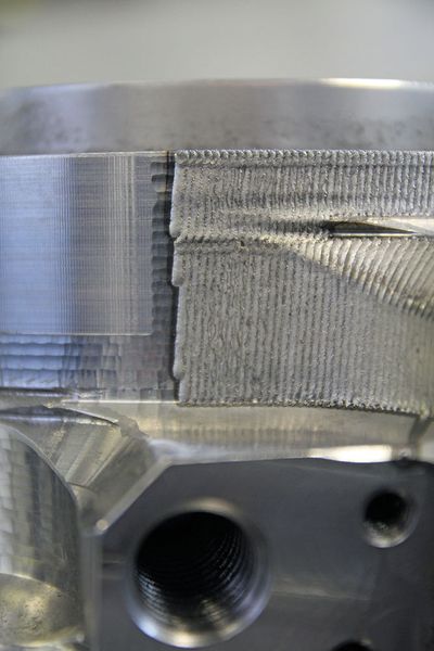 Auftragen einer Schutzschicht (3D-Form) am Beispiel eines Fräskopfes für die Holzbearbeitung. (Bild: Riwalas)