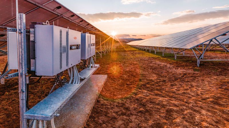 So sieht eine Taurus-Installation aus, in denen die nach IP65 dicht geschweißten Outdoor-Wechselrichtergehäuse ihren Dienst tun. Diese Photovoltaikanlage steht übrigens in Griechenland. (Bild: Fronius International)