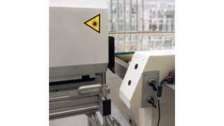 Ein Laser-Kennzeichnungsverfahren, das keine Auswirkungen auf die Struktur und damit die Festigkeit des Glases hat, ist die „Optische Schreibmaschine“. (Bild: Boraident)