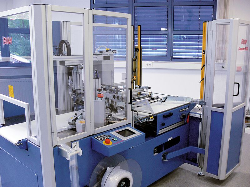 Berührungslos wirkende Schutzeinrichtungen wie dieses Lichtgitter erlauben sicheres und gleichzeitig effizientes Bestücken der Verpackungsmaschine. (Bild: Pilz)