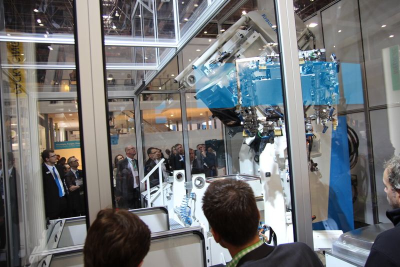 K 2013 Impressionen: Krauss-Maffei mit roboterunterstützer CFK-Leichbaufertigung (Bild: Königsreuther)