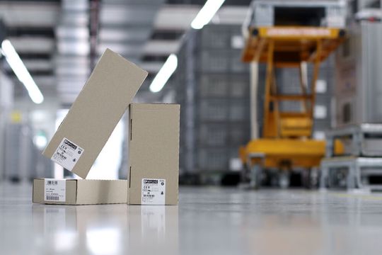 Maigrün und Blaugrün waren bisher die dominanten Farben bei Verpackungen von Phoenix Contact. Das soll sich schrittweise ändern, damit man der Umwelt etwas Gutes tut. So werden die nachhaltigen Verpackungen in Zukunft aussehen.(Bild:  Poenix Contact)