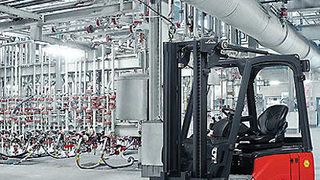 Für den Ex-Schutz-Bereich bietet Linde ein umfangreiches Geräteprogramm an, das sowohl Elektro-Gegengewichtsstapler als auch verbrennungsmotorische Geräte sowie die unterschiedlichsten Lagertechnik-Fahrzeuge umfasst.  (Bild: Linde-MH)