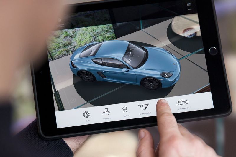 Über eine mobile App können die Ton-Modelle auch virtuell lackiert werden. (Porsche)